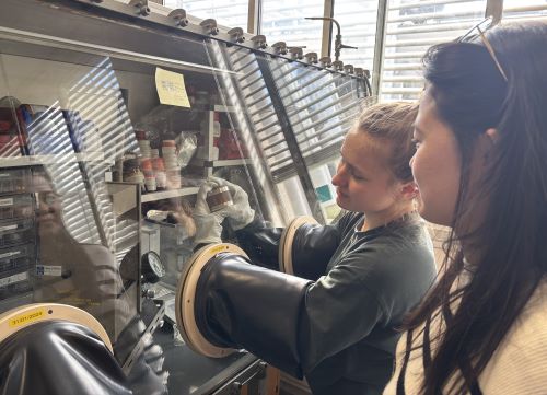 Aufnahme von Elina und Ivone vor Glovebox Bild 1