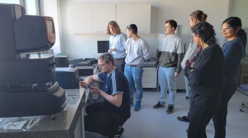 Arbeitskreis Prof. Gröschel bei Installation des Rheometers